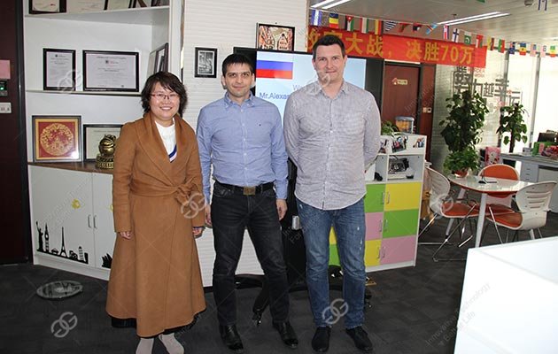 Российский клиент посещает фритюрницу непрерывного действия